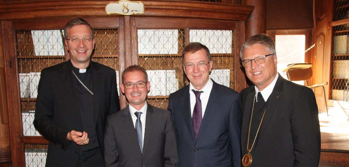 (v.l.n.r.) Bischof Dr. Michael Gerber, Prof. Dr. Tobias Hack (Moraltheologie und christliche Soziallehre), Prof. Dr. Eberhard Schockenhoff (dessen Lehrer aus Freiburg) und Rektor Prof. Dr. Christoph Müller.